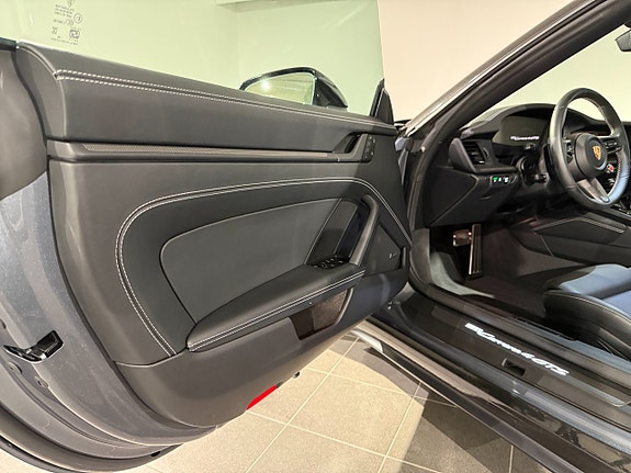 Porsche 911 Carrera 4 GTS 11 of 16