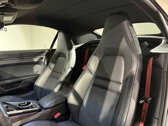 Porsche 911 Carrera 4 GTS 13 of 16