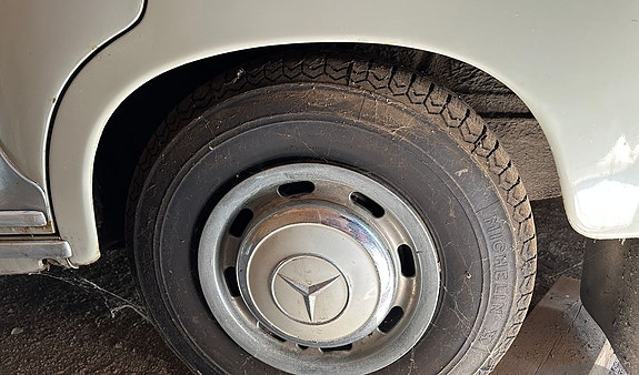 Mercedes-Benz 220 S 6 of 8