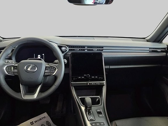 Lexus LBX 8 of 10