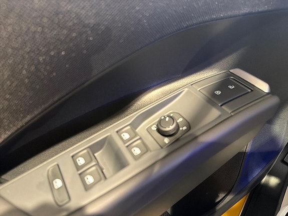 Volkswagen T-Roc 10 of 16