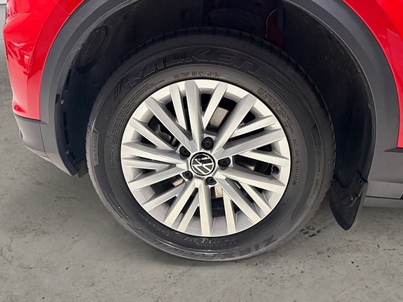 Volkswagen T-Roc 6 of 12