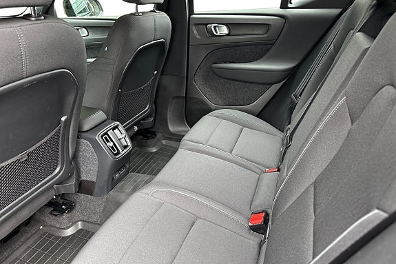 Volvo XC40 13 of 21