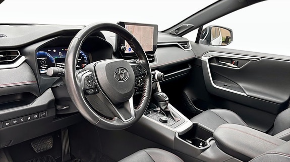 Toyota RAV4 8 of 17