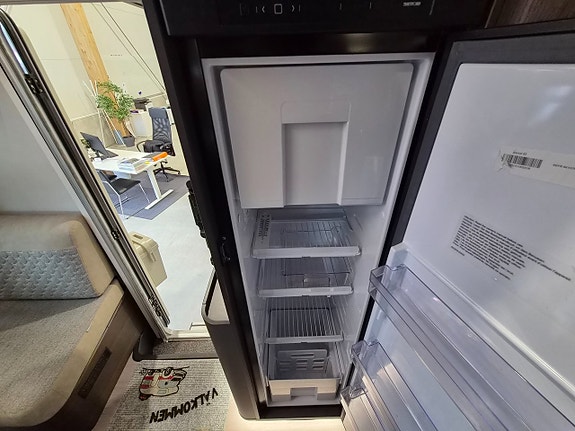 Adria Matrix Supreme 670 SL / ALDE / Taksäng / Automat 160hk 9vxl / Ugn / 725 Mil 8 of 12