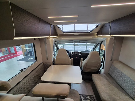 Adria Matrix Supreme 670 SL / ALDE / Taksäng / Automat 160hk 9vxl / Ugn / 725 Mil 6 of 12