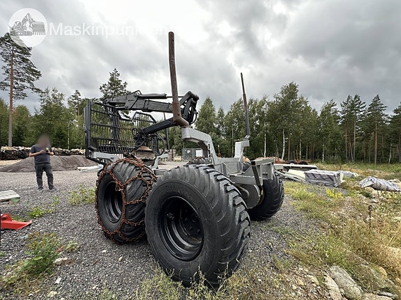 Skogsvagn med kran 7 of 27