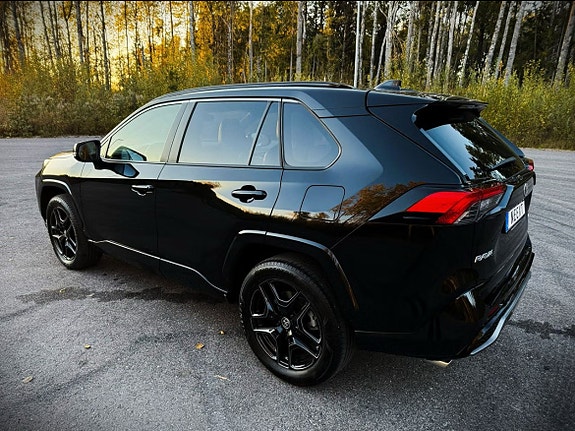 Toyota RAV4 2 of 24