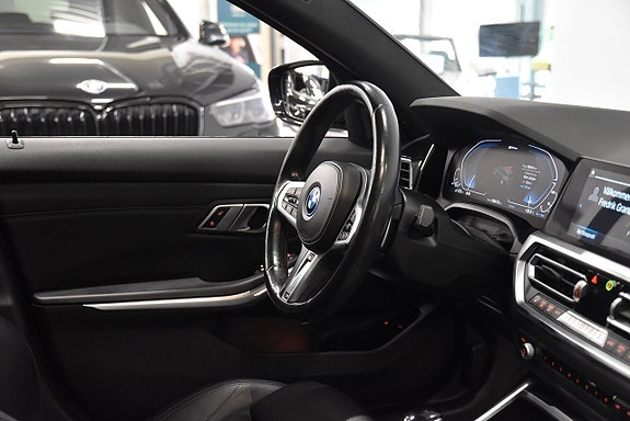 BMW 330e 8 of 27