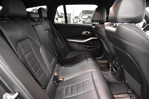 BMW 330e 14 of 27
