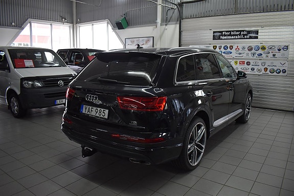 Audi Q7 2 of 27