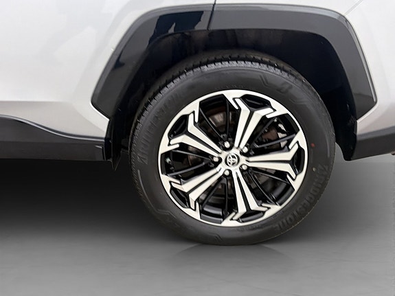 Toyota RAV4 Plug-in Hybrid 28 of 30