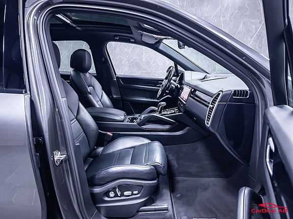 Porsche Cayenne 15 of 30