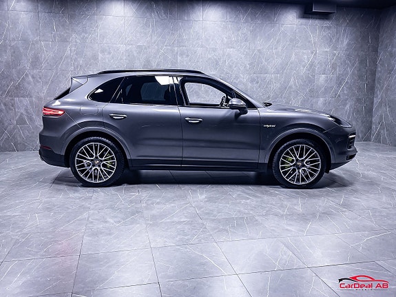 Porsche Cayenne 8 of 30