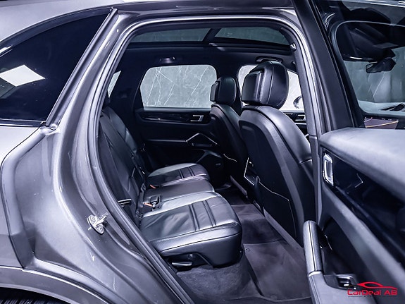 Porsche Cayenne 16 of 30