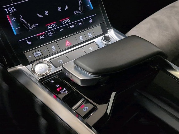 Audi e-tron 12 of 18