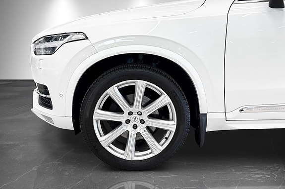 Volvo XC90 2 of 29