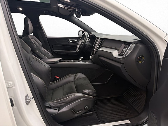 Volvo XC60 13 of 30