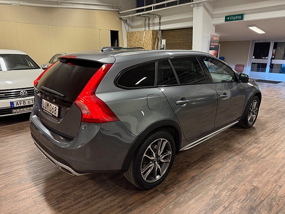 Volvo V60 Cross Country 3 of 15