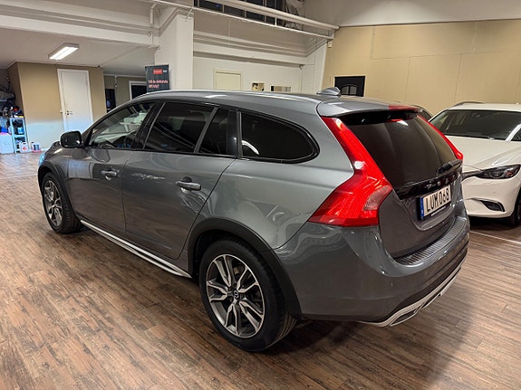 Volvo V60 Cross Country 2 of 15