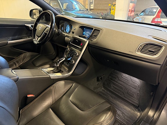Volvo V60 Cross Country 8 of 15