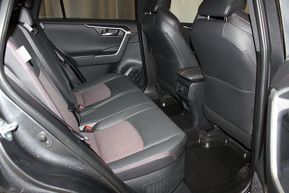 Toyota RAV4 Plug-in Hybrid 28 of 30