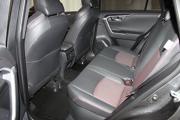 Toyota RAV4 Plug-in Hybrid 26 of 30