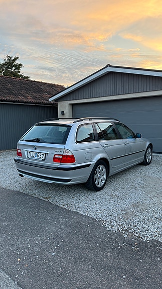 BMW 320i 2 of 8