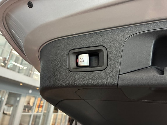 Mercedes-Benz EQC400 19 of 23