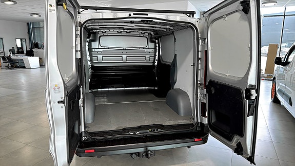 Nissan NV300 7 of 9