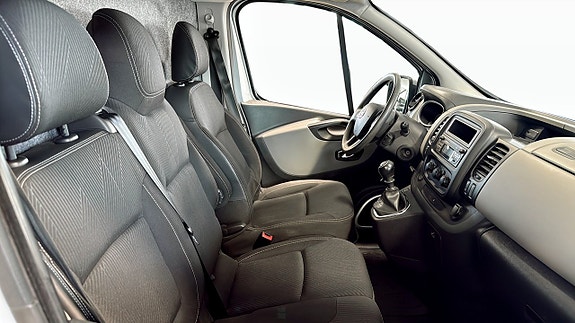 Nissan NV300 4 of 9
