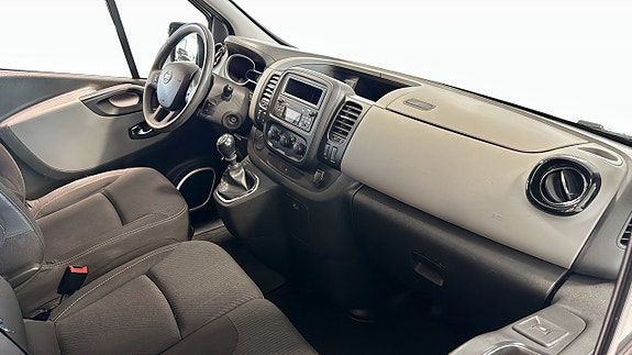 Nissan NV300 3 of 9