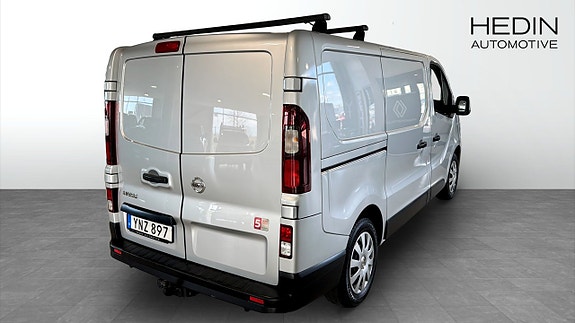 Nissan NV300 2 of 9