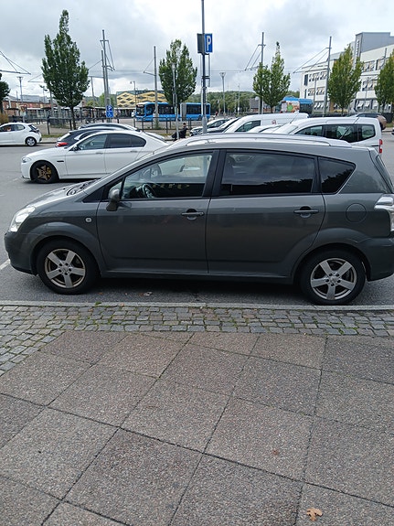 Toyota Corolla Verso 2 of 2