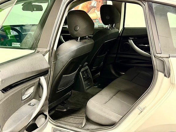 BMW 320d 16 of 18