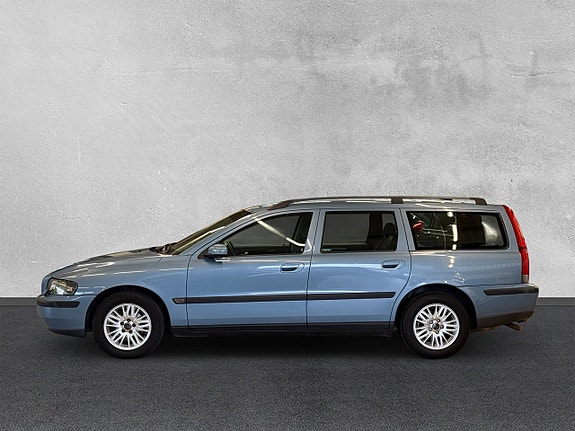 Volvo V70 2 of 26