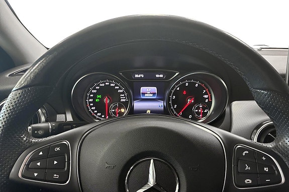 Mercedes-Benz GLA180 5 of 12
