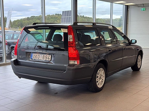Volvo V70 3 of 17
