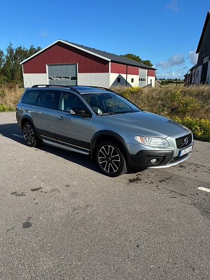Volvo XC70 2 of 7