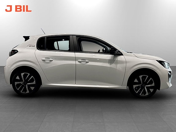 Peugeot 208 13 of 15