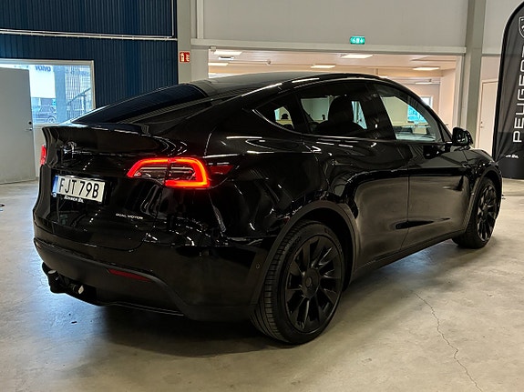 Tesla Model Y 3 of 20