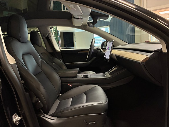 Tesla Model Y 12 of 20