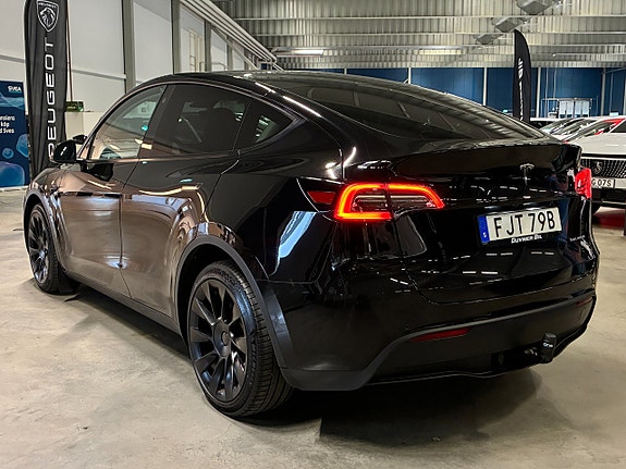 Tesla Model Y 5 of 20