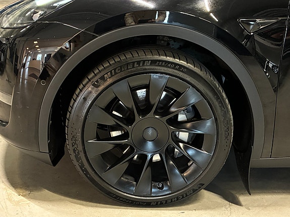 Tesla Model Y 8 of 20