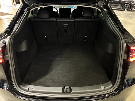 Tesla Model Y 9 of 20