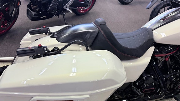 Harley-Davidson CVO Road Glide ST 121 Komplett 4 of 5