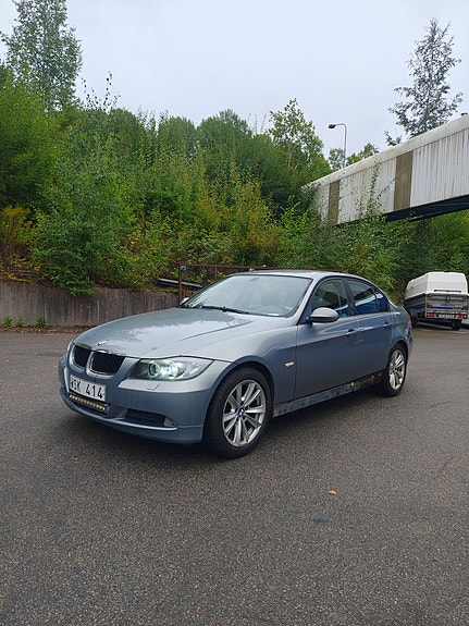 BMW 320d 2 of 5