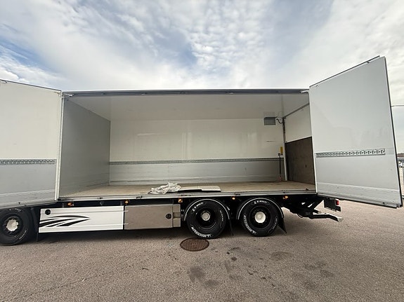 DAF XF460 6x2 skåpbil 6 of 12