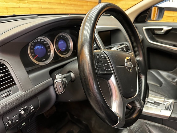 Volvo XC60 10 of 24