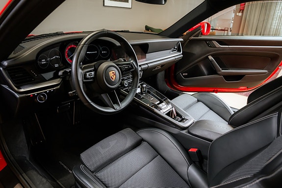 Porsche 911 Carrera S 16 of 30